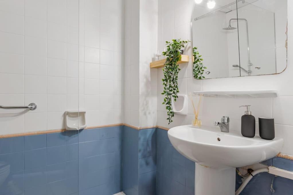 Central Beach Apartment With Free Parking And Pool Μαρμπέλλα Εξωτερικό φωτογραφία